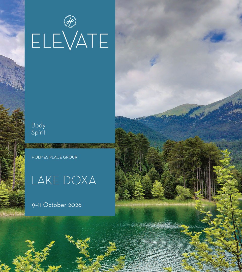 Ein Mann trainiert auf einer Brücke mit zwei Battle Ropes.